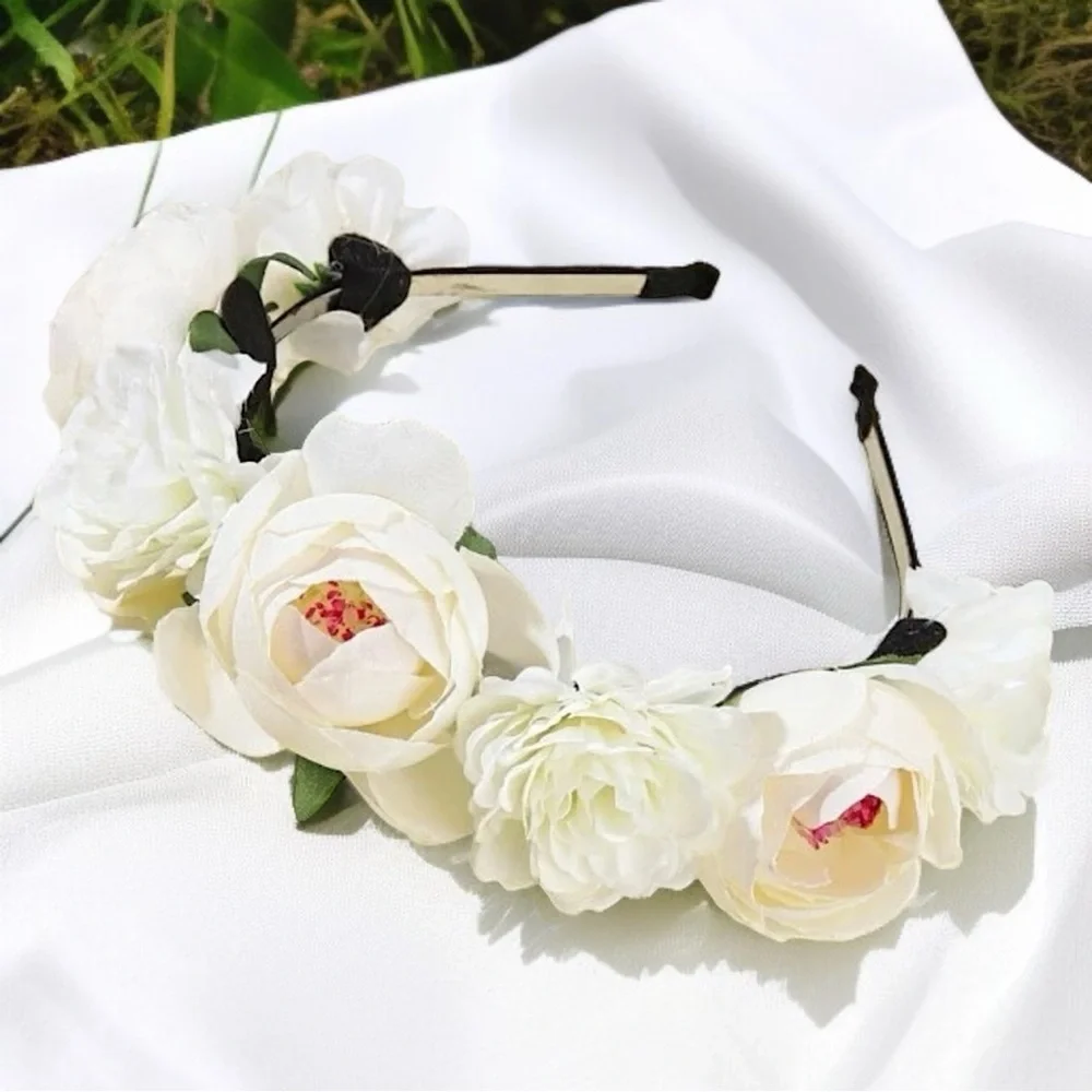 Blooming Beauty: White Flower Headband for the Perfect Boho Chic Look! NWOT